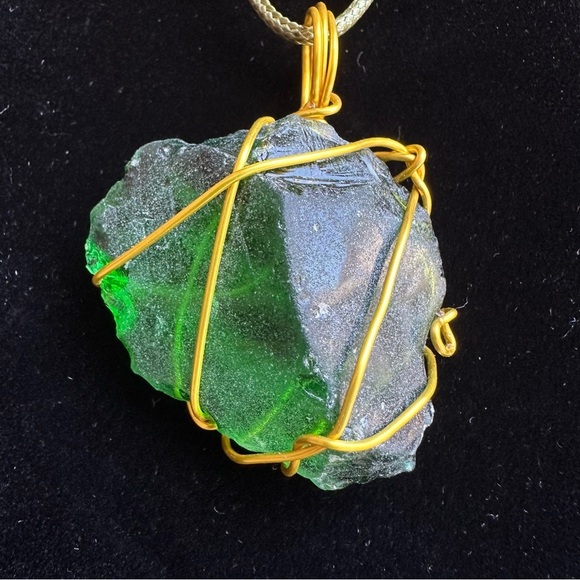 Pendant Green beach glass and Gold tone wire wrapping sea glass Necklace 5544 y - Picture 2 of 7